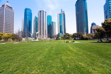 Şangay 'da modern bina geçmişi olan şehir parkı.