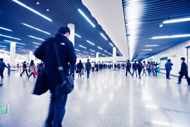 yolcu metroya istasyonunda shanghai