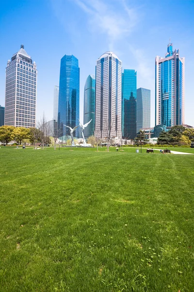 City park with modern building background in shanghai — Stock Photo, Image