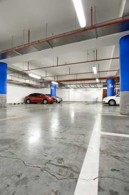 Otopark, yeraltı otoparkı, park halindeki birkaç araba.