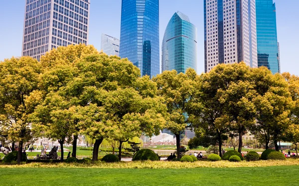 Parque de la ciudad con el fondo del edificio moderno en Shangai —  Fotos de Stock