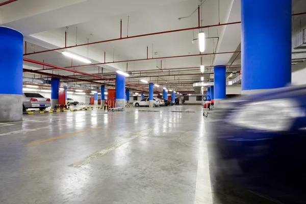 Garaż podziemny, podziemne wnętrze z kilkoma zaparkowanymi samochodami — Zdjęcie stockowe
