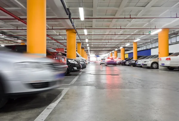 Parkeergarage, ondergronds interieur met enkele geparkeerde auto 's — Stockfoto