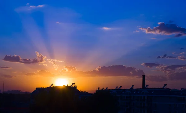 Pôr do sol na fábrica inferior — Fotografia de Stock