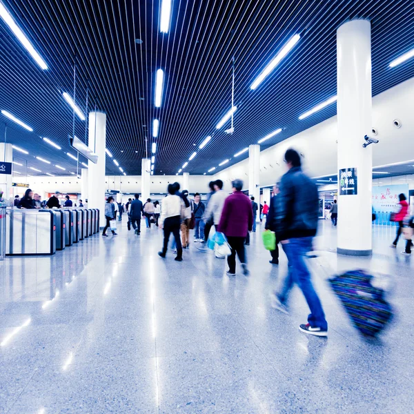 上海の地下鉄の駅で旅客 — ストック写真