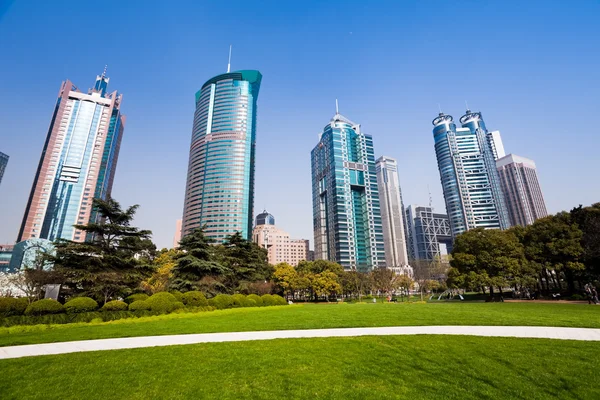 City park with modern building background in shanghai — Stock Photo, Image