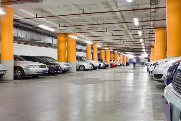 Parkeergarage, ondergronds interieur met enkele geparkeerde auto 's Stockfoto