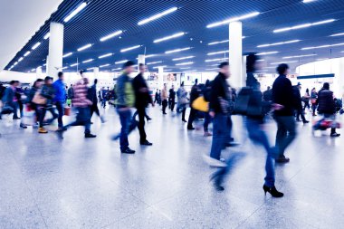 yolcu metroya istasyonunda shanghai
