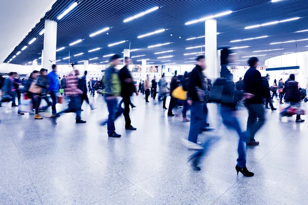 Pasajeros en la estación de metro de Shanghai — Foto de Stock