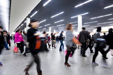 yolcu metroya istasyonunda shanghai