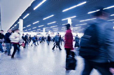 yolcu metroya istasyonunda shanghai
