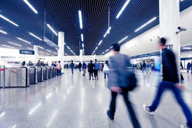 yolcu metroya istasyonunda shanghai