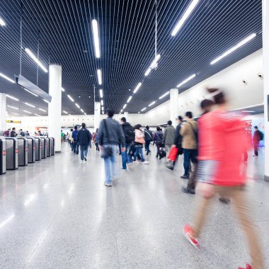 yolcu metroya istasyonunda shanghai