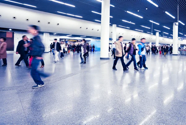 Pasajeros en la estación de metro de Shanghai — Foto de Stock