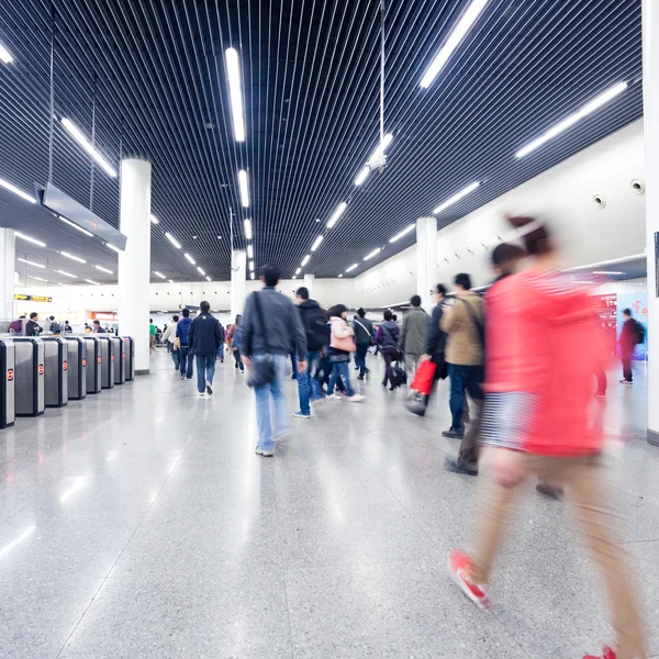 上海の地下鉄の駅で旅客 — ストック写真