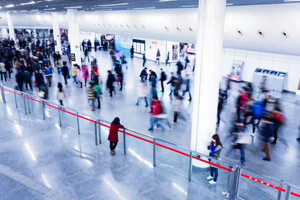 上海の地下鉄の駅で旅客 — ストック写真