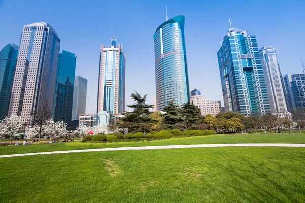 Stadspark med modern byggnad bakgrund i shanghai — Stockfoto