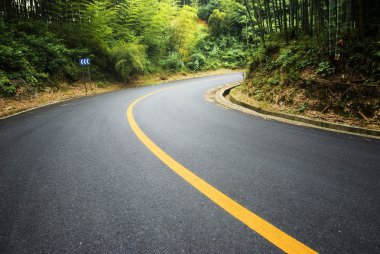 Bambu ve eğri yol Çin