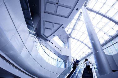 binanın içinde yürüyen merdiven