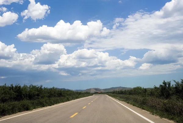 Vägen och molnig himmel — Stockfoto