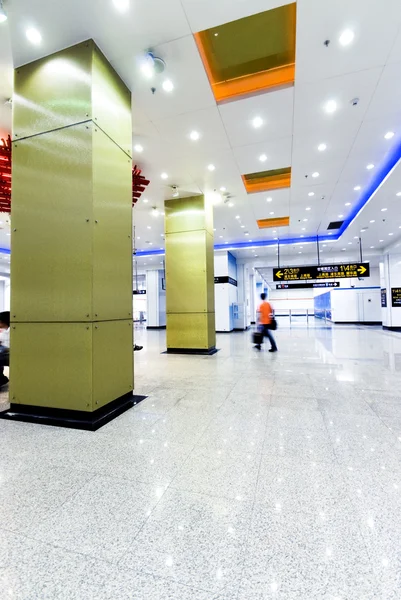 Passager dans la station de métro à Shanghai — Photo