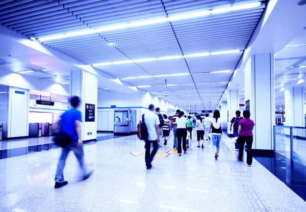 Pasajeros en la estación de metro de Shanghai — Foto de Stock