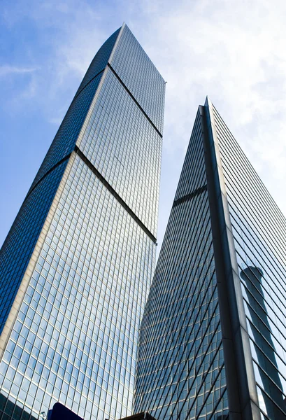 Edificio de vidrio Highrise con reflejo de cielo y nubes —  Fotos de Stock