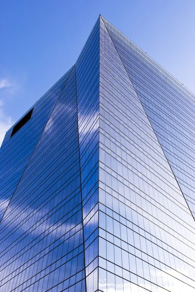 Πολυόροφο κτίριο γυάλινο κτίριο με αντανάκλαση του ουρανού και τα σύννεφα — Φωτογραφία Αρχείου