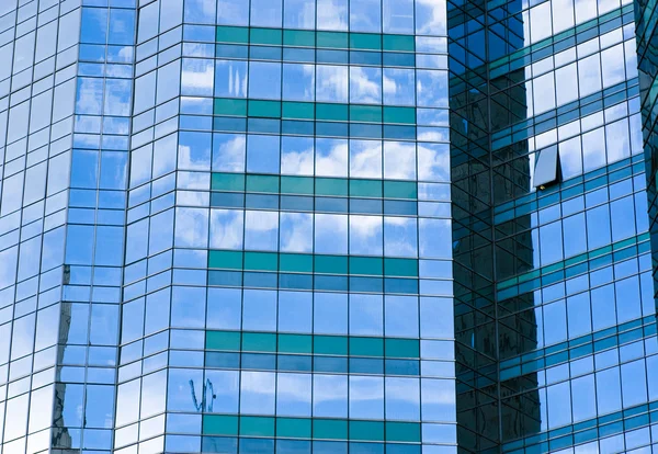 Edificio de vidrio Highrise con reflejo de cielo y nubes —  Fotos de Stock