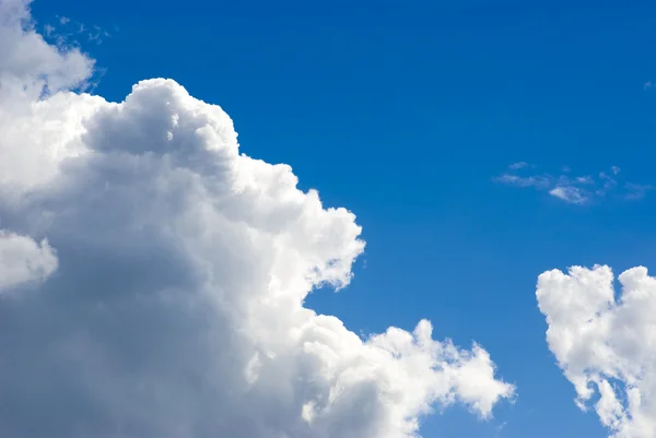 Hermosa nube en el cielo azul — Foto de Stock