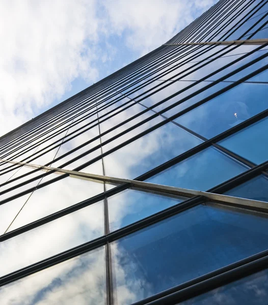 Grattacielo edificio di vetro con cielo e nuvole riflessione — Foto Stock