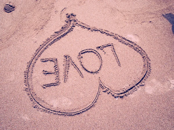 AMORE, scritto sulla spiaggia di sabbia — Foto Stock