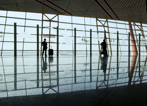 Travelers silhouettes at airport — Stock Photo, Image