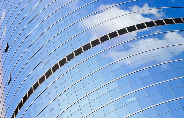 La pared de cristal de un edificio de oficinas —  Fotos de Stock