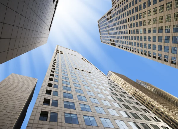 Highrise bâtiment en verre avec ciel et nuages réflexion — Photo