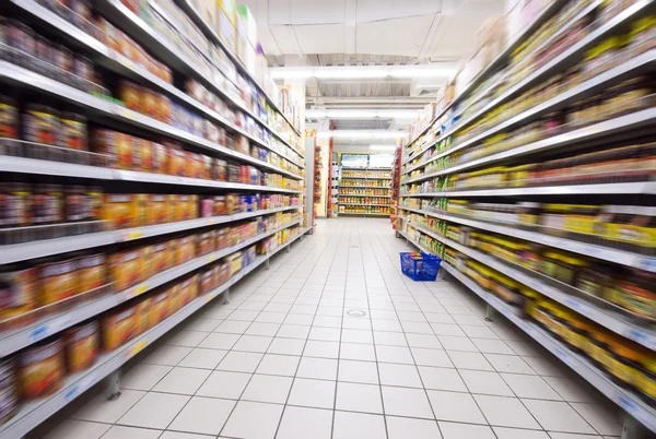 Winkelen bij de supermarkt — Stockfoto