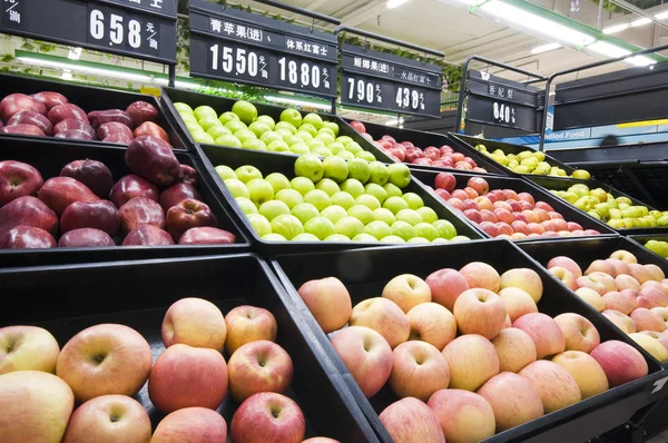 Teller met fruit in de supermarkt — Stockfoto