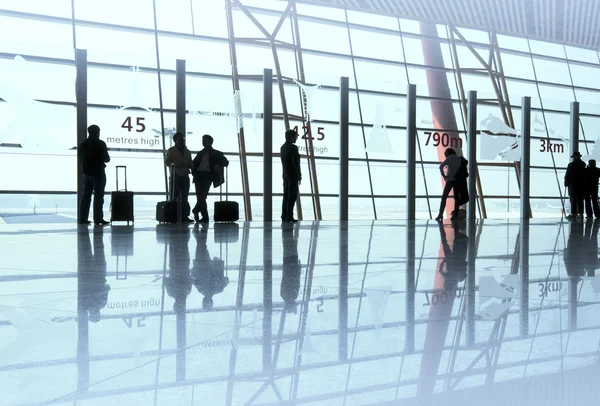 Reizigers silhouetten op luchthaven — Stockfoto