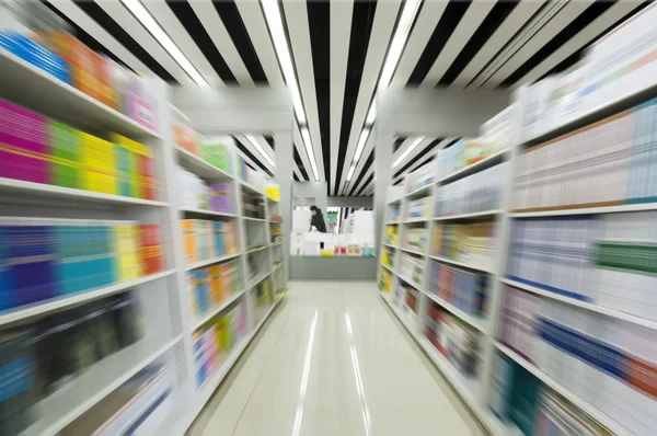 Os corredores em uma biblioteca pública com prateleiras cheias de livros — Fotografia de Stock