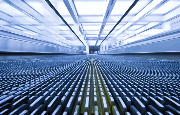 Close-up de escada rolante em movimento no corredor azul — Fotografia de Stock