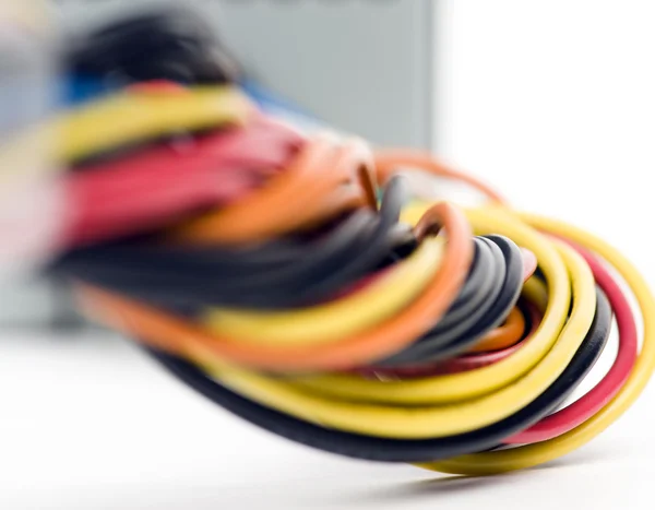 Veelkleurige computer kabel en macht levering geïsoleerd op witte achtergrond — Stockfoto