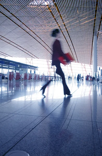 Mulher se apressando no aeroporto — Fotografia de Stock