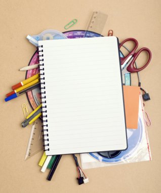 Sarı zemin üzerine office araçları görüntüle