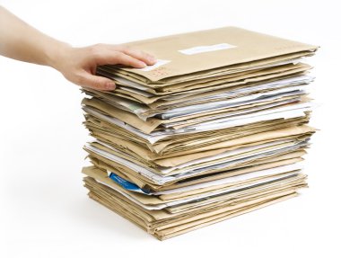 Beyaz arka plan üzerinde atış kadar yakın dosya yığını ve el