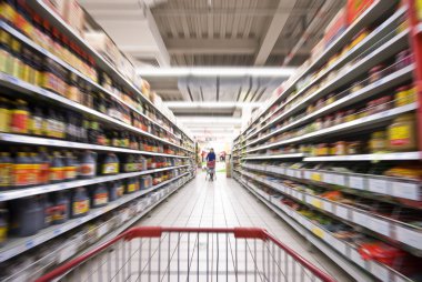 süpermarkette alışveriş kadın