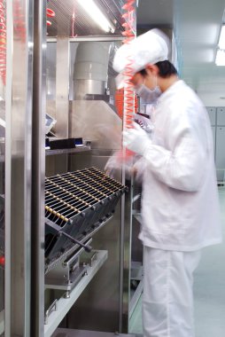 fabrikada çalışan Çinli erkekler