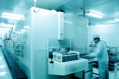 Modern Solar silikon fabrikasında otomatikleştirilmiş üretim hattı