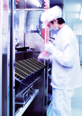 fabrikada çalışan Çinli erkekler