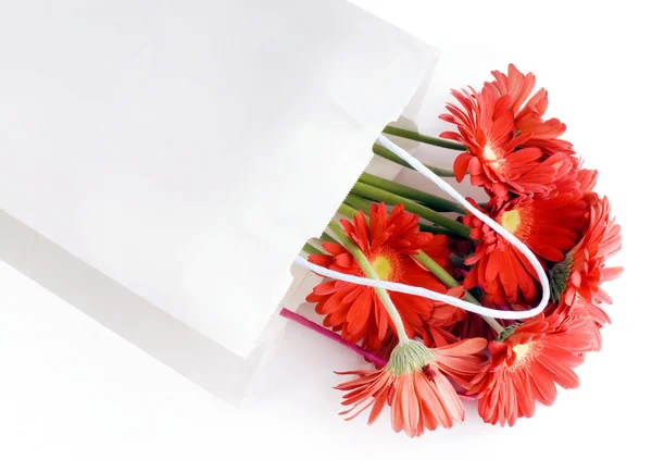 Bolsa de compras con flores de margarita de ramo — Foto de Stock