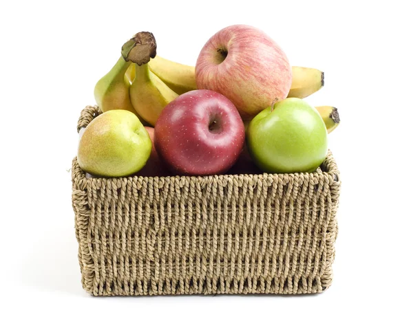 Frutas frescas y maduras en una caja de hierba aislada sobre fondo blanco — Foto de Stock